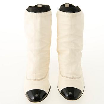 CHANEL Cream and Black Ankle Boots in size 38.