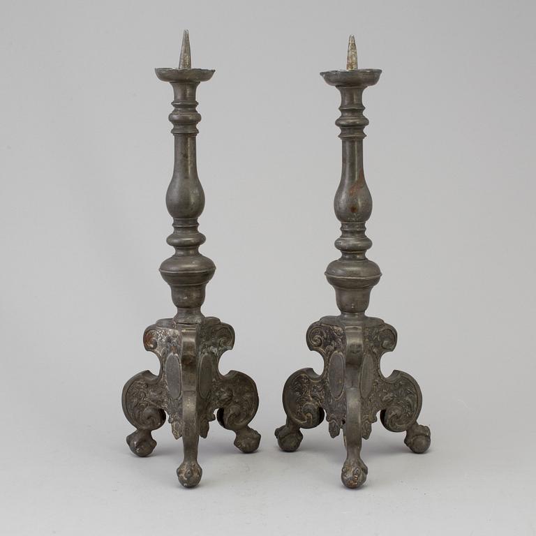 LJUSSTAKAR, ett par, tenn, daterade 1684.