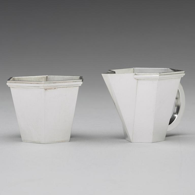 Wiwen Nilsson, sockerskål, gräddkanna och tång på bricka, Lund 1964-69, sterling.