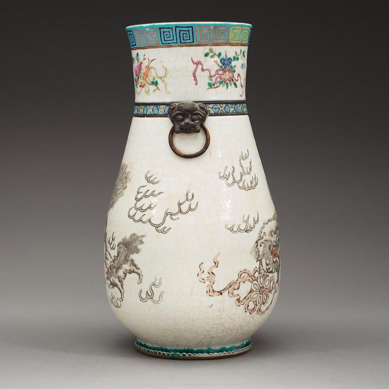 A large famille rose vase, late Qing dynasty, circa 1900.