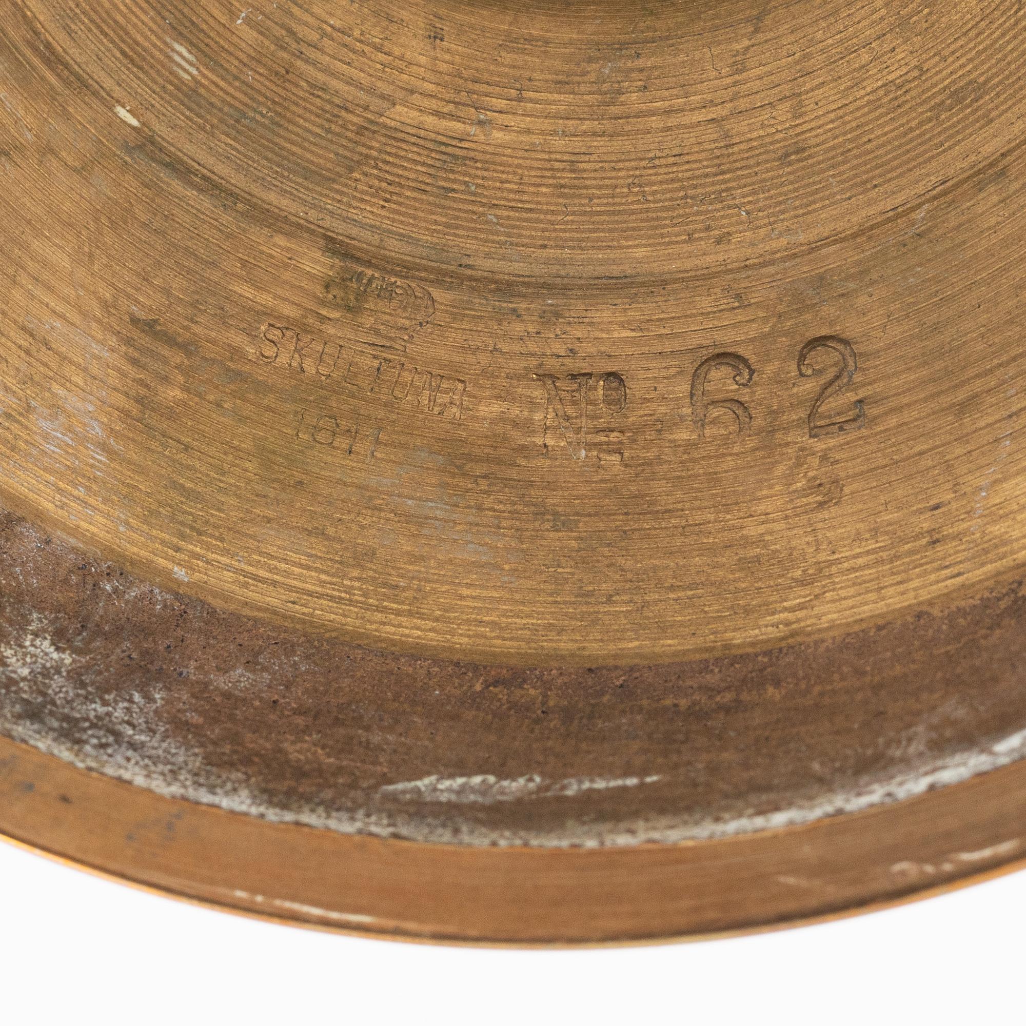 Ljusstakar, ett par, mässing och svärtat trä, 'Nr 62', Skultuna, barockstil, 1900-talets fösta hälft.