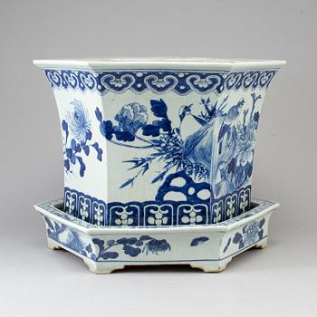 A blue and white flower pot with stand, Qing dynasty, Qianlong (1736-95).