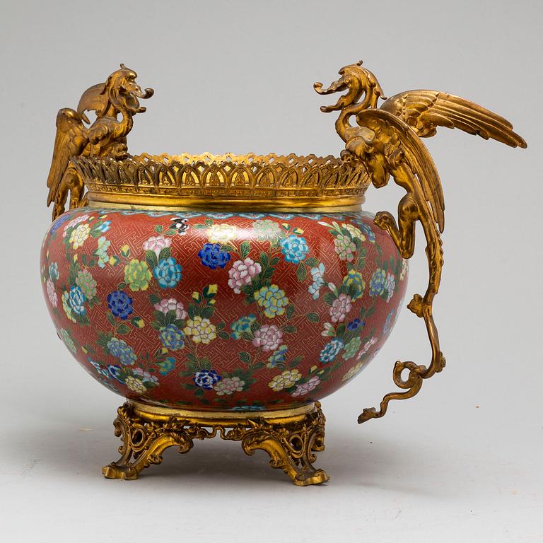 A Chinese cloisonné jar, ca 1900.