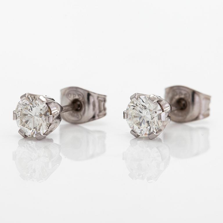 Örhängen, 14K vitguld med runda briljantslipade diamanter ca 1.01 ct totalt. E.G.L certifikat.