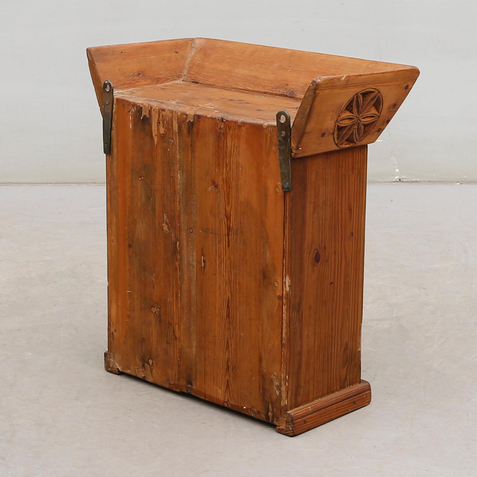 HÄNGSKÅP, allmoge, 1700-/1800-tal.