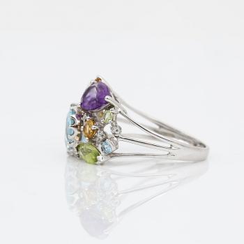 RING, 14K vitguld med bland annat akvamarin, ametist, topas, peridot, granat, diamanter. Vikt 3,35 g.