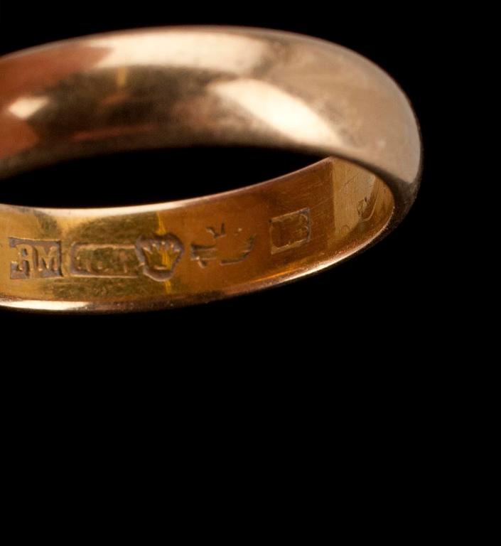 RINGAR, 8 st, guld, 1900-tal. Vikt ca 43,2 g.