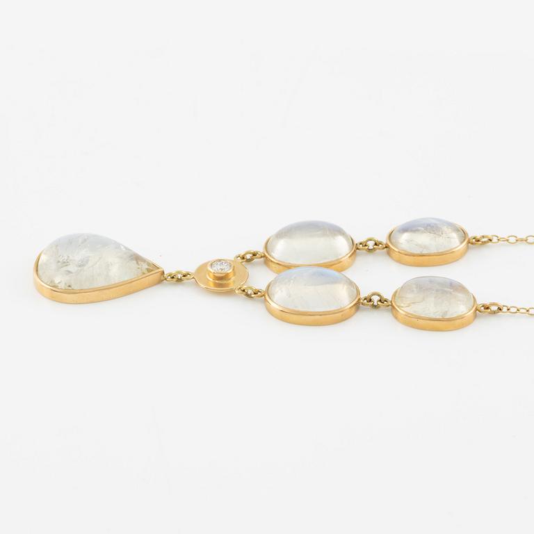 Necklace in 18K gold with cabochon-cut feldspar/moonstone and a round brilliant-cut diamond.