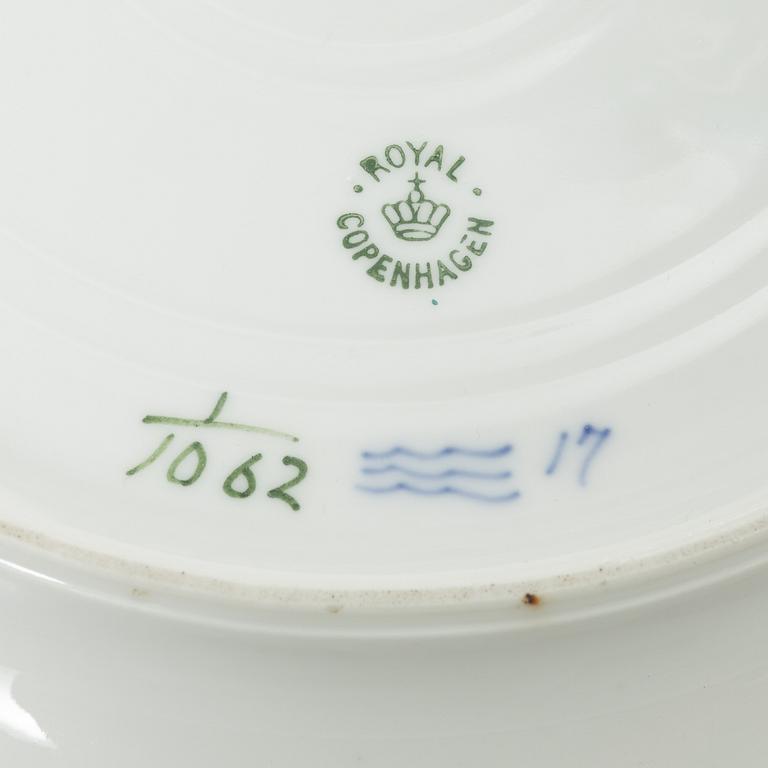 Royal Copenhagen, A 'Musselmalet Full Lace' bowl on a dish, Denmark 1942 and around the year 1900.