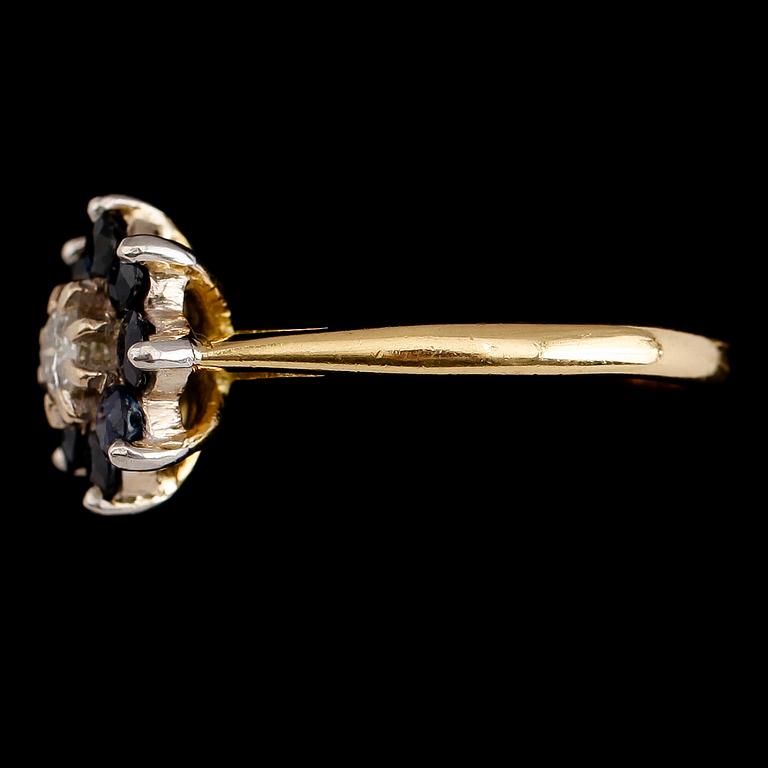RING, 18 k guld med briljantslipad diamant samt 8 blå safirer. Total vikt ca 3 gram.