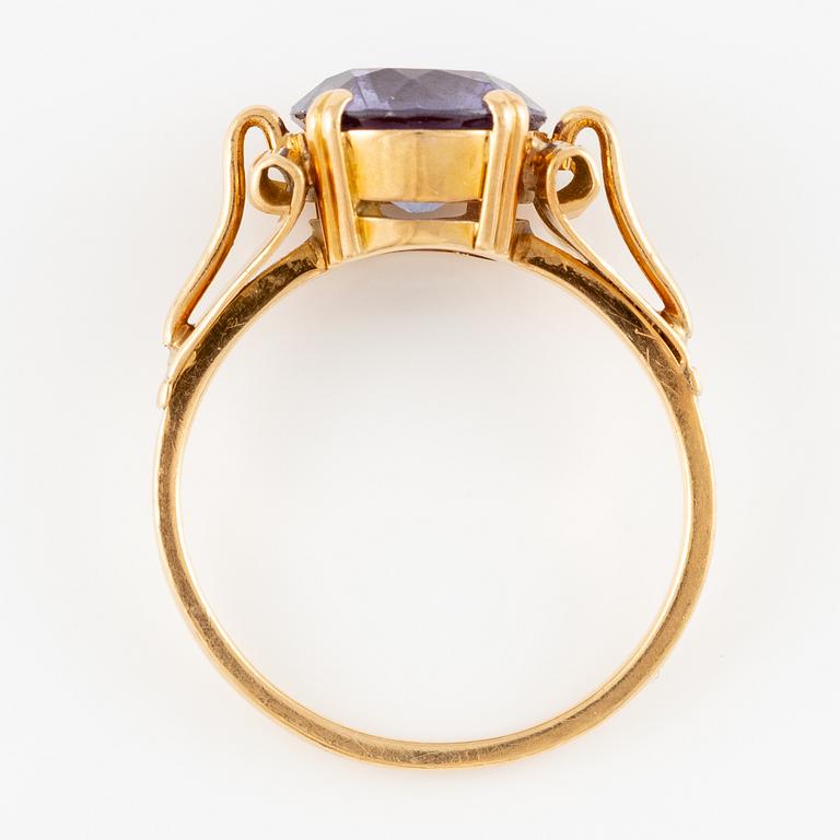 Ring 18K gold with a purple stone.
