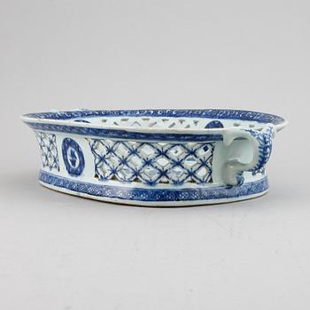 A blue and white chesnutbasket, Qing dynasty, Qianlong (1736-95).