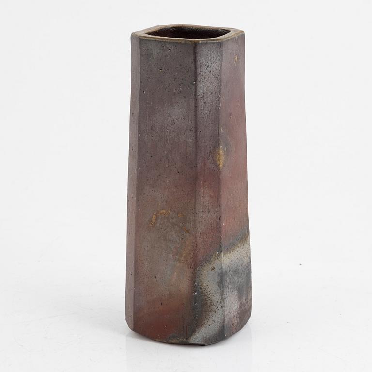 Isezaki Mitsuru (1932-2011), a Bizen ware vase, Japan, signed.