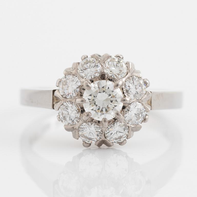 Ring, carmosémodell, med briljantslipade diamanter.