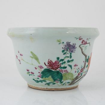 A porcelain flower pot, China, late 19th century.