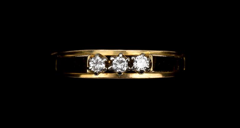 RINGAR, 2 st, 18k guld med briljantslipade diamanter, tot 0,16+0,13 ct enl gravyr. Ca 6 gr.