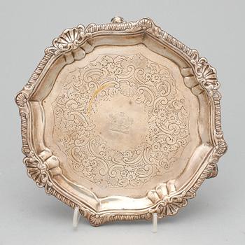 SALVER, silver, otydliga mästar stämplar, London, 1772. Vikt: ca 474 gram.