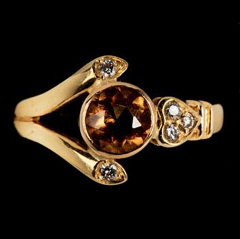 RING, 18k guld med 5 små briljantslipade diamanter samt gul sten. Vikt 5 g.