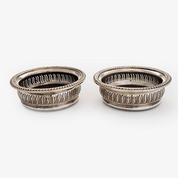 Barker Ellis Silver Co, Coasters, ett par, sterlingsilver och trä,Birmingham 1968.
