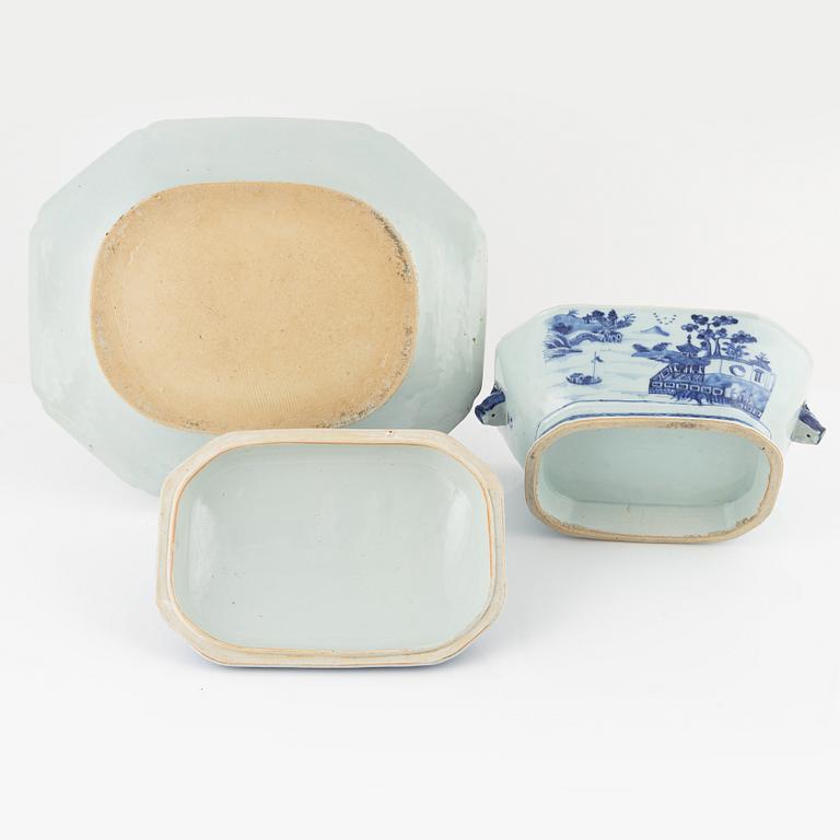A blue and white porcelain tureen with lid and stand, China, Qianlong (1736-95).