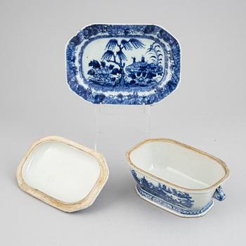 A Chinese blue and white porcelain butter terrine with lid and dish, Qing Dynasty, Qianlong (1736-1795).