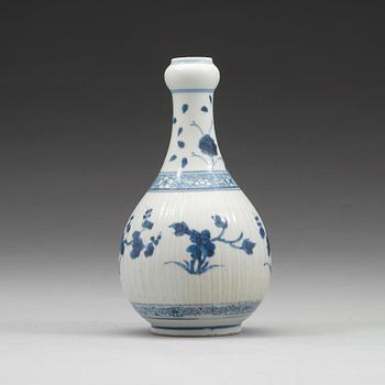 FLASKA, porslin. Qingdynastin, Kangxi (1662-1722).