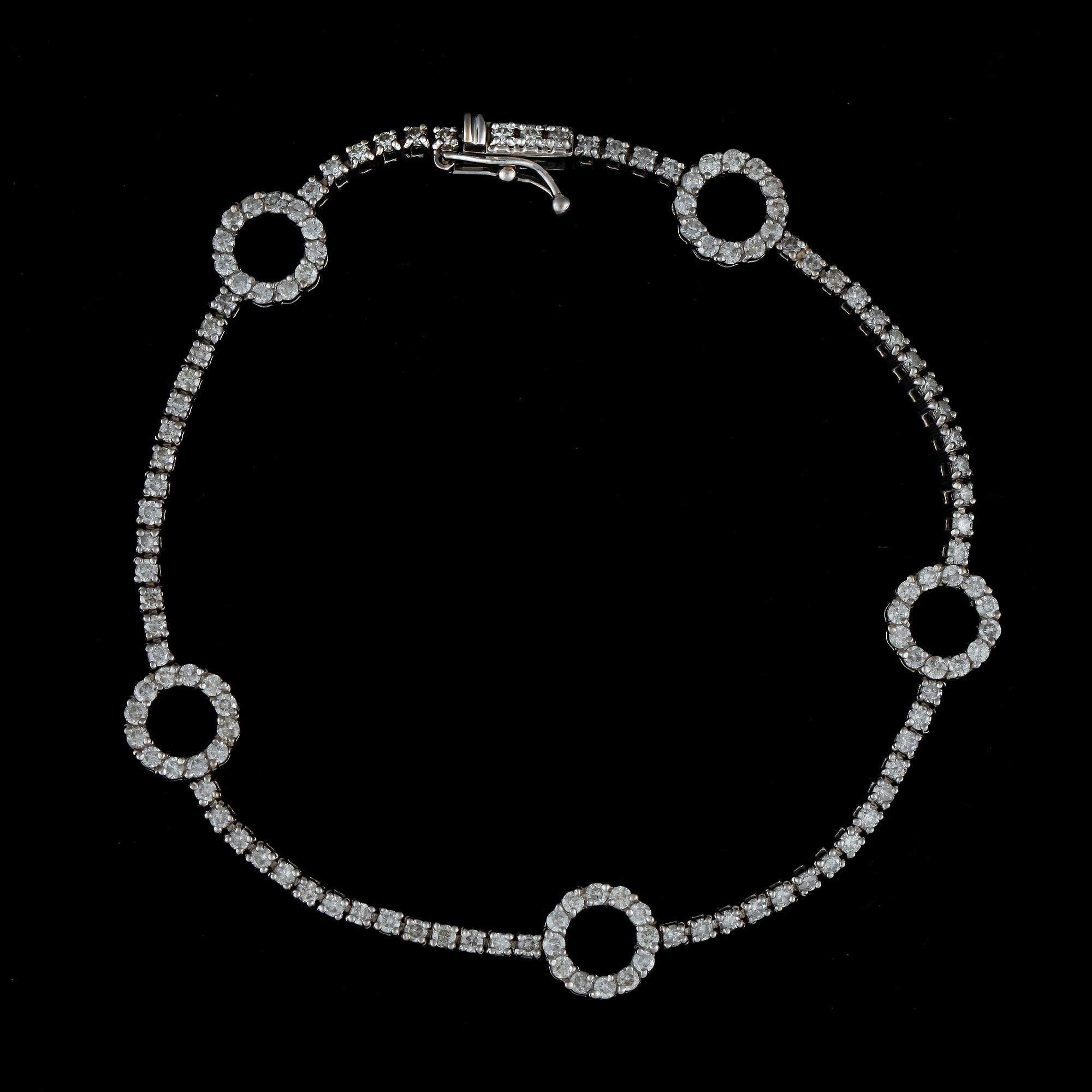 ARMBAND, 18k vitguld med briljantslipade diamanter tot ca 2,50 ct. Vikt ca 6,8 gram.