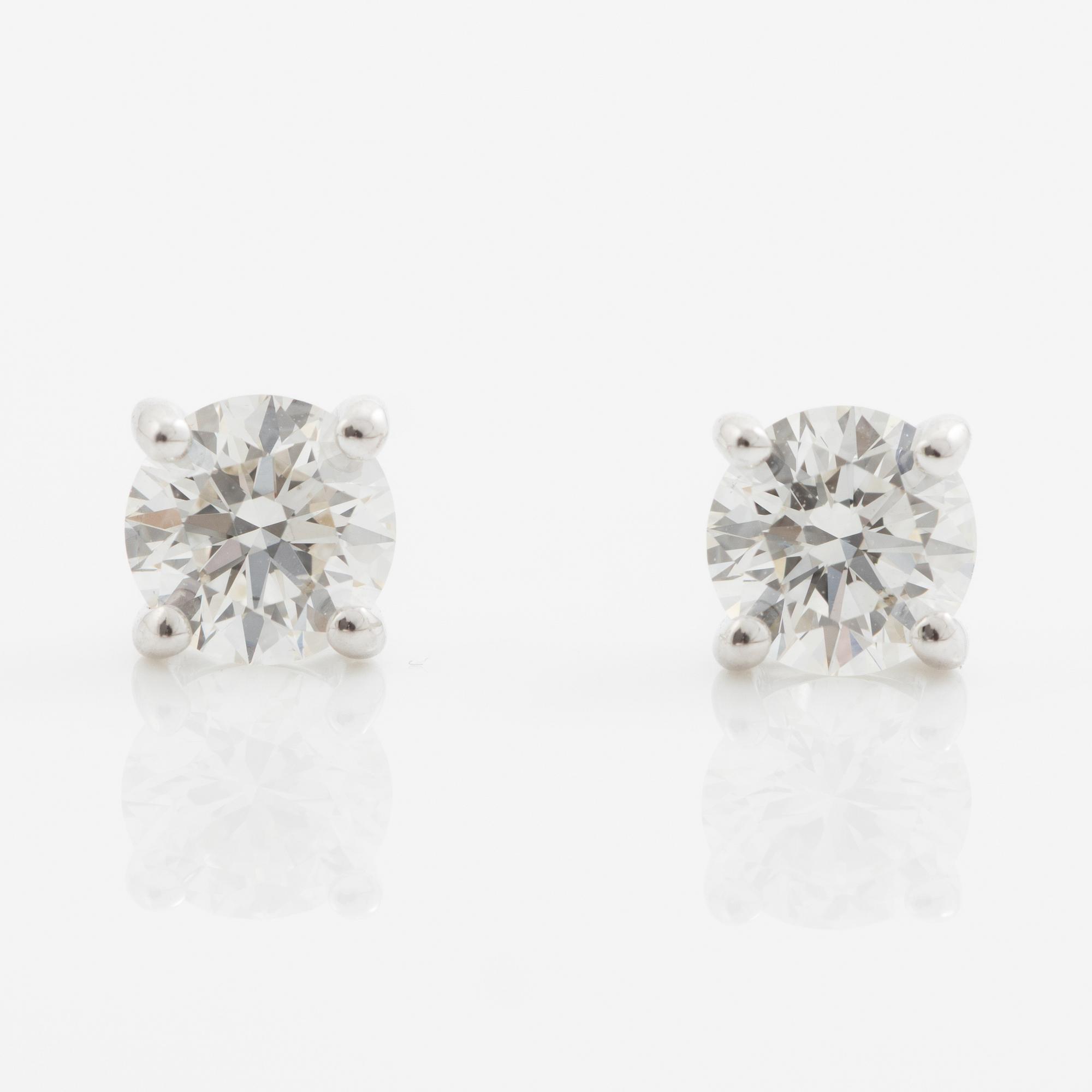 Earrings 18K white gold set with brilliant-cut diamonds, accompanied by GIA dossier.