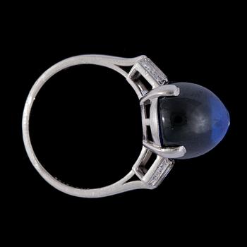 RING, cabochonslipad blå Ceylon safir, 12.88 ct samt sidostenar, 1930-tal.