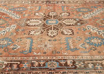 Matto, an antique Heriz, ca 454,5-460,5 x 268-285 cm.