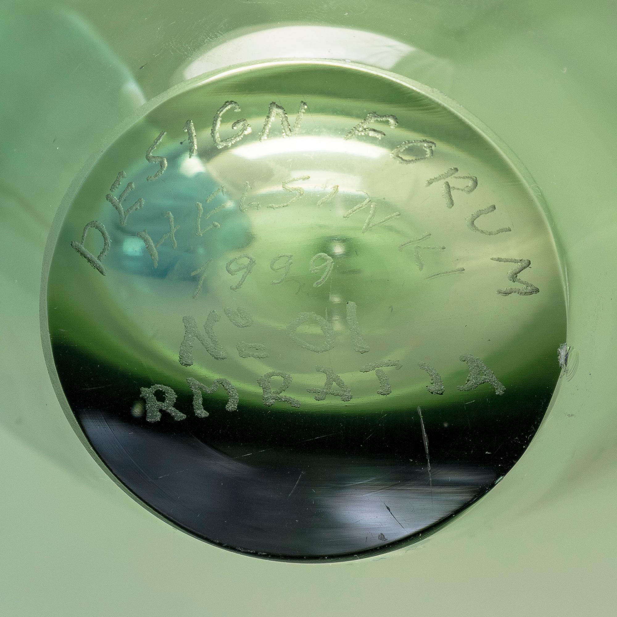 Ristomatti Ratia, flaska och vas, glass, signerade Design Forum Helsinki 1999 RM Ratia.