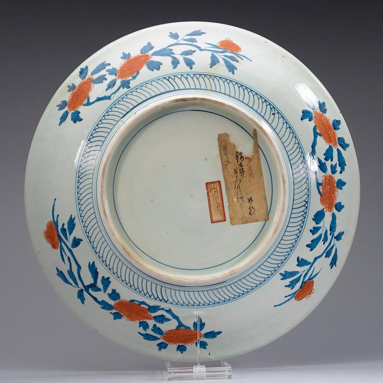 A Japanese Imari charger, Meiji (1868-1912).