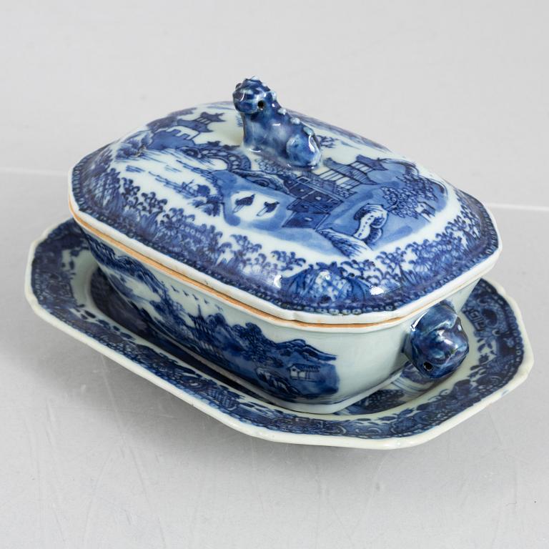 A blue and white export porcelain butter dish with stand and dover, China, Qianlong (1736-95).