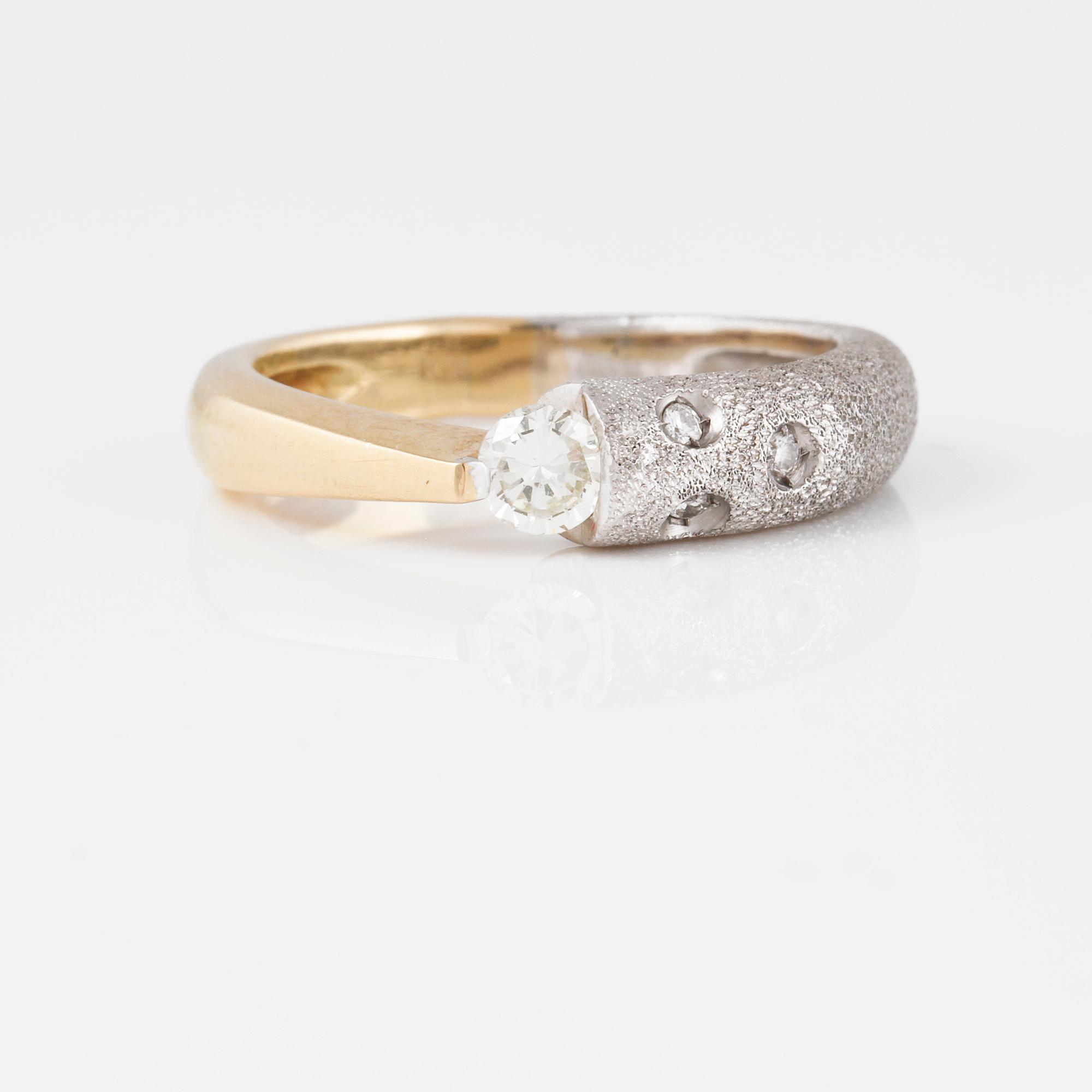RING, 18K guld och vitguld med 4 briljantslipade diamanter. Vikt 5,8 gram.