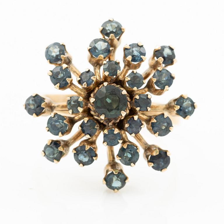 Ring 18K gold with faceted sapphires.