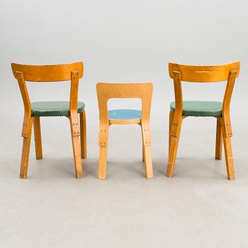 ALVAR AALTO, STOLAR, ett par, samt BARNSTOL, Artek, 1900-talets mitt och 1970-tal.
