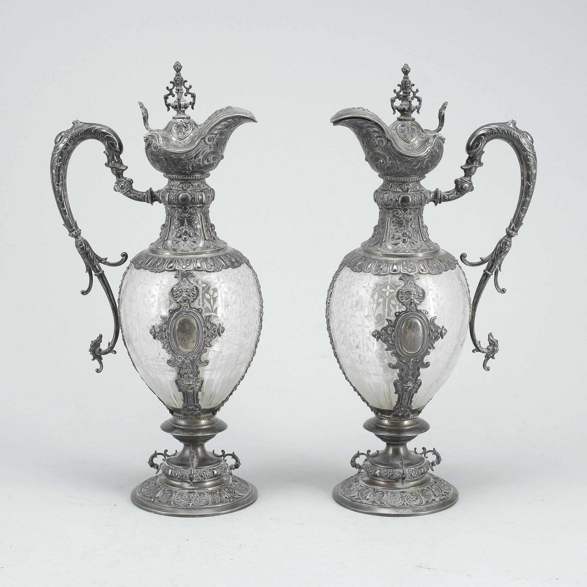 KARAFFER, ett par, nyrenässans, silver samt glas, Firma Gustaf Möllenborg, Stockholm, 1885.