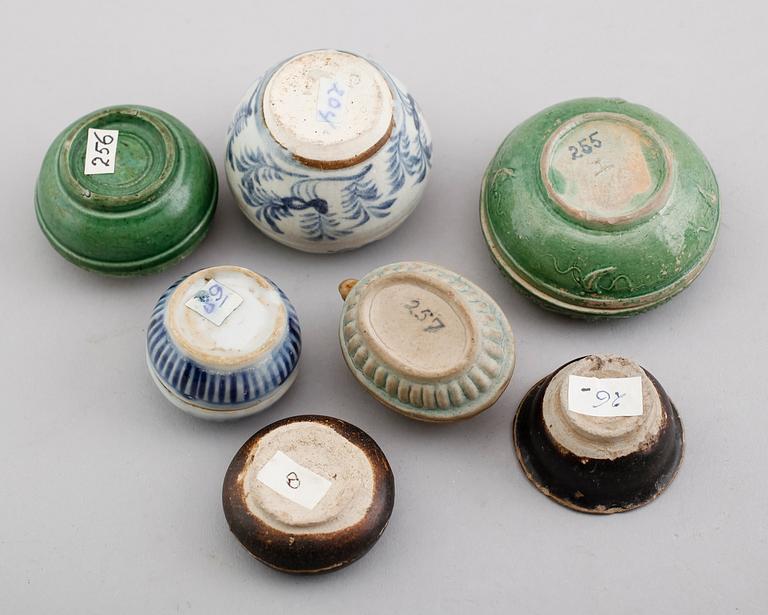 LOCKDOSOR, 6 st samt SKÅL, keramik, stengods, Kina, Ming 1300-/1600-tal.