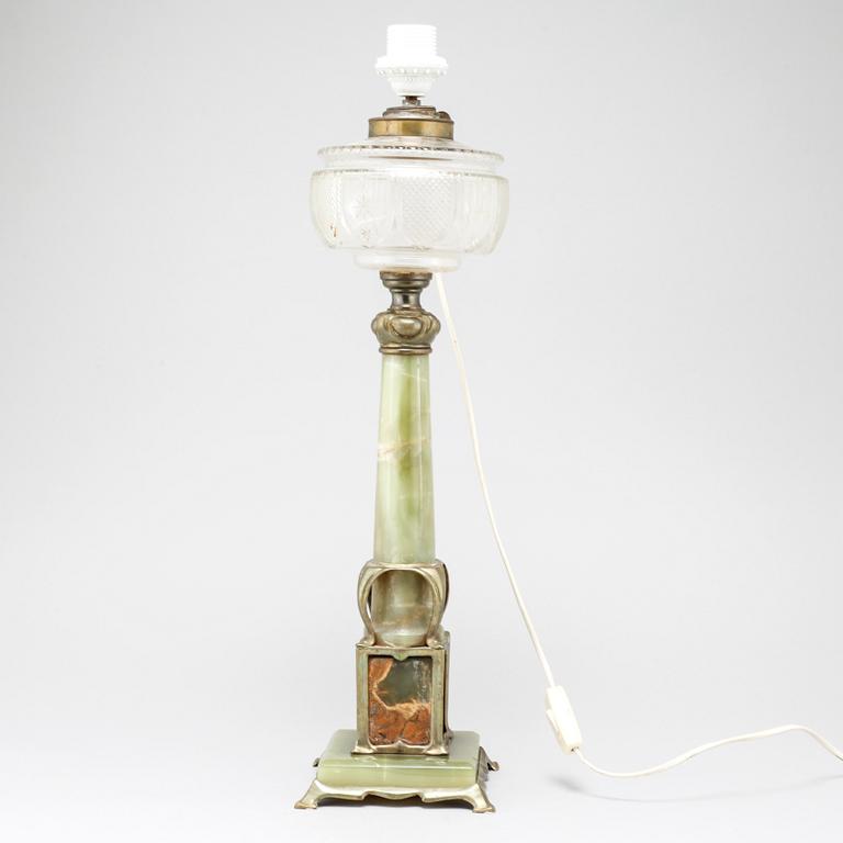 An early 20th century tablelamp.