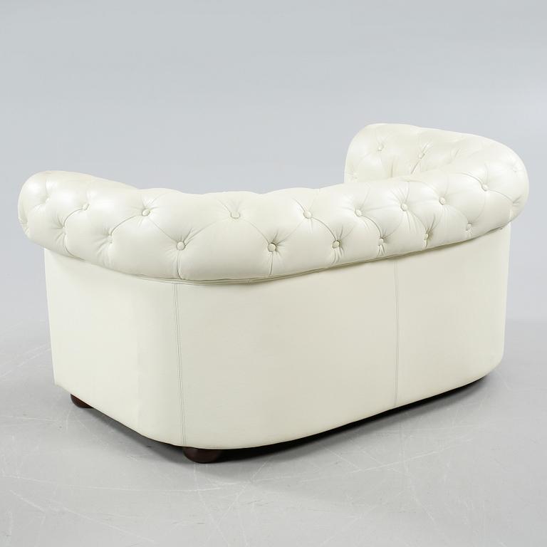 SOFFA, Chesterfield, vitt skinn, 2000-tal.
