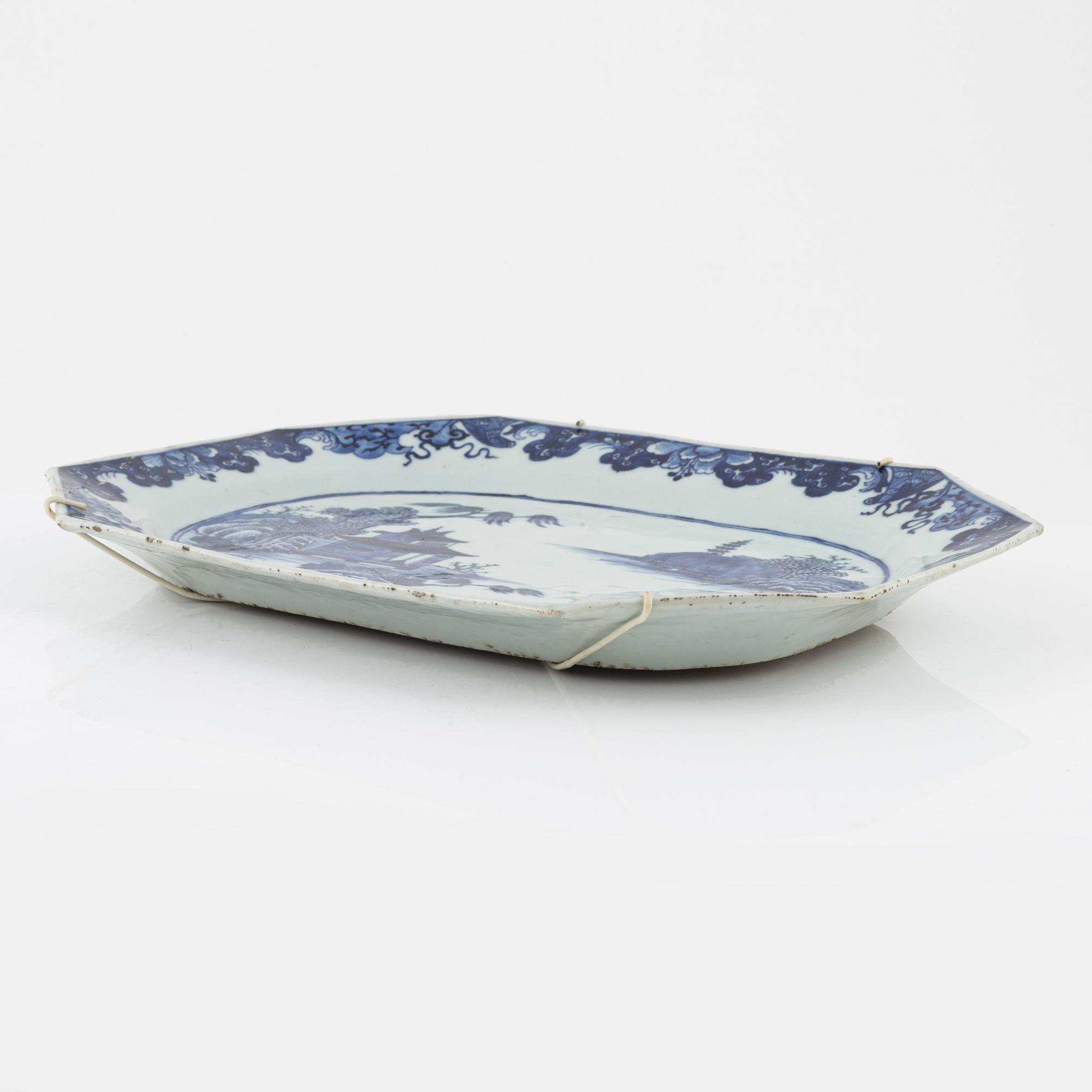 A Chinese blue and white porcelain charger, Qing dynasty, Qianlong (1736-95).