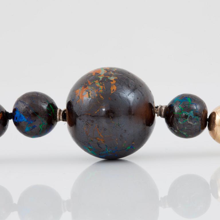 COLLIER med kulor i boulderopal Ø 17.3-5.3 mm, samt kulor i guld. Tillverkad av Gaudi, Stockholm 1989.