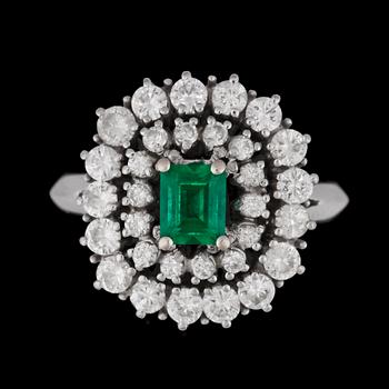291. A step cut emerald and brilliant cut diamond ring, tot. 1 ct.