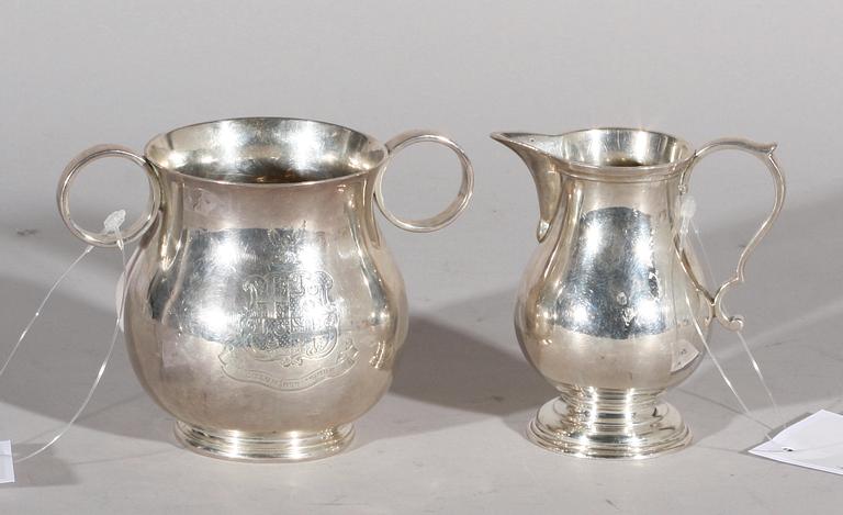 GRÄDDKANNA SAMT SOCKERSKÅL, silver, England, bla Chester 1901.