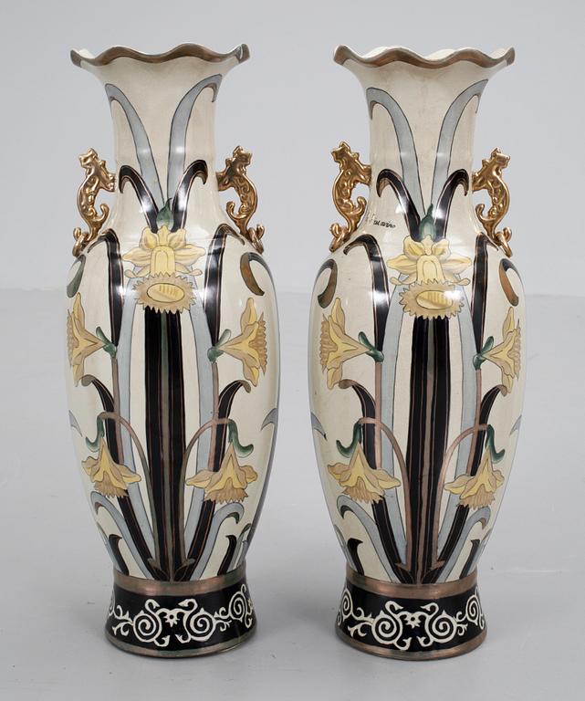 GOLVURNOR, ett par, flintgods. Jugendstil, 1900-tal.