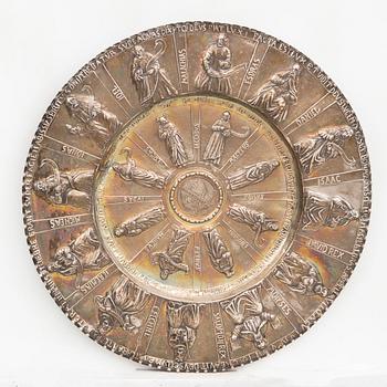 A silver platter around 1900 weight 1520 grams.