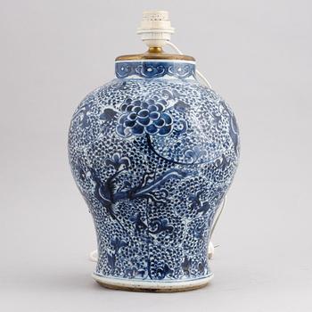 A Chinese blue and white porcelain urn, Qing dynasty, 19th century.