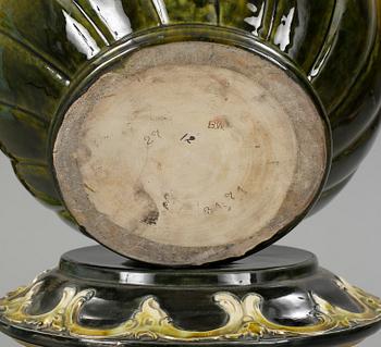 PIEDESTALER med URNOR, ett par, majolika, jugend, omkring 1900.