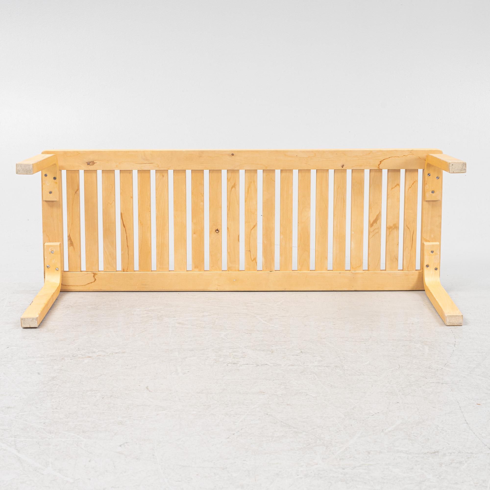 Alvar Aalto, bänk, modell 153A, Artek, Finland.