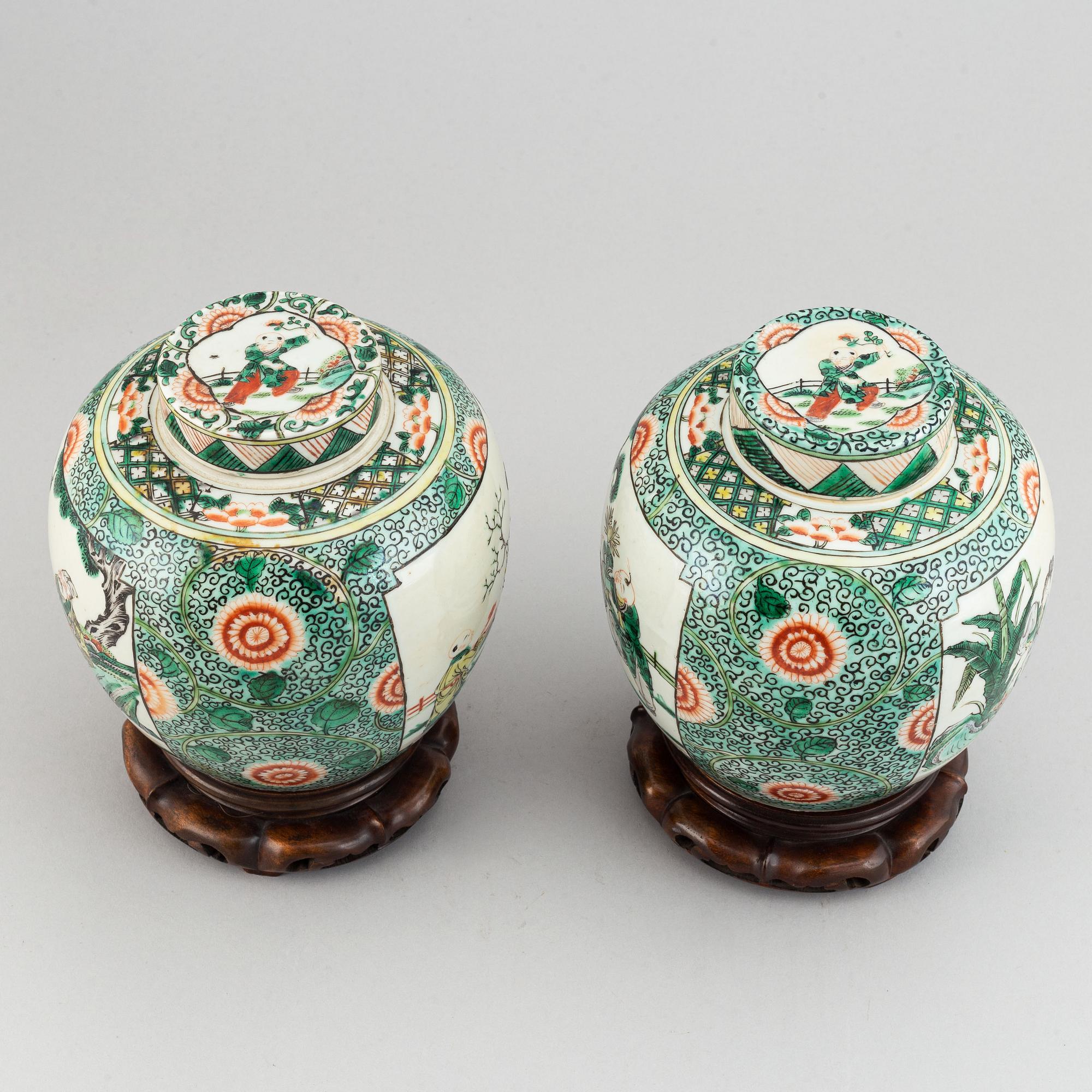 Bojaner med lock, ett par, porslin. Kina, 1900-tal.